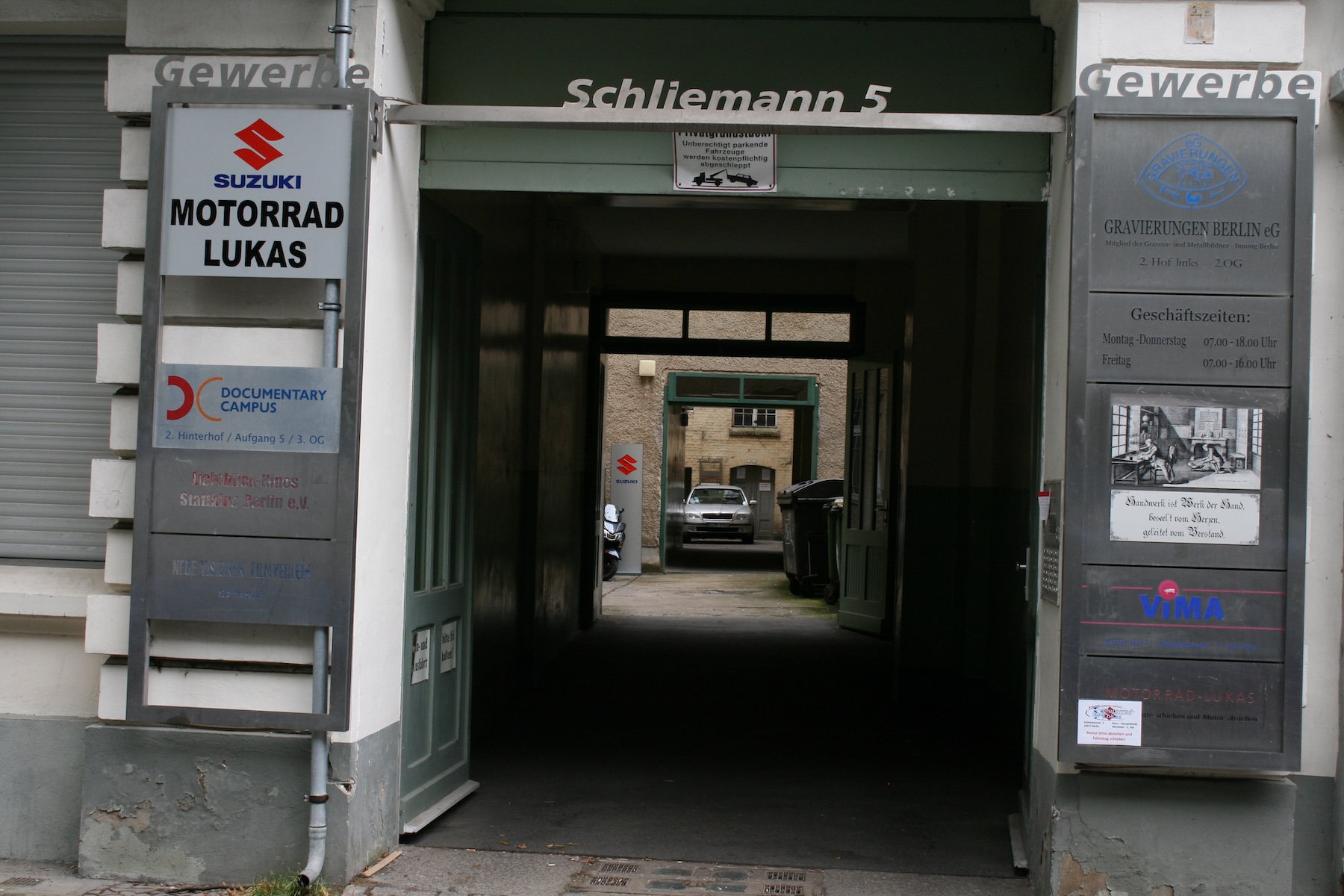 Einfahrt zu Suzuki Motorrad Lukas Berlin