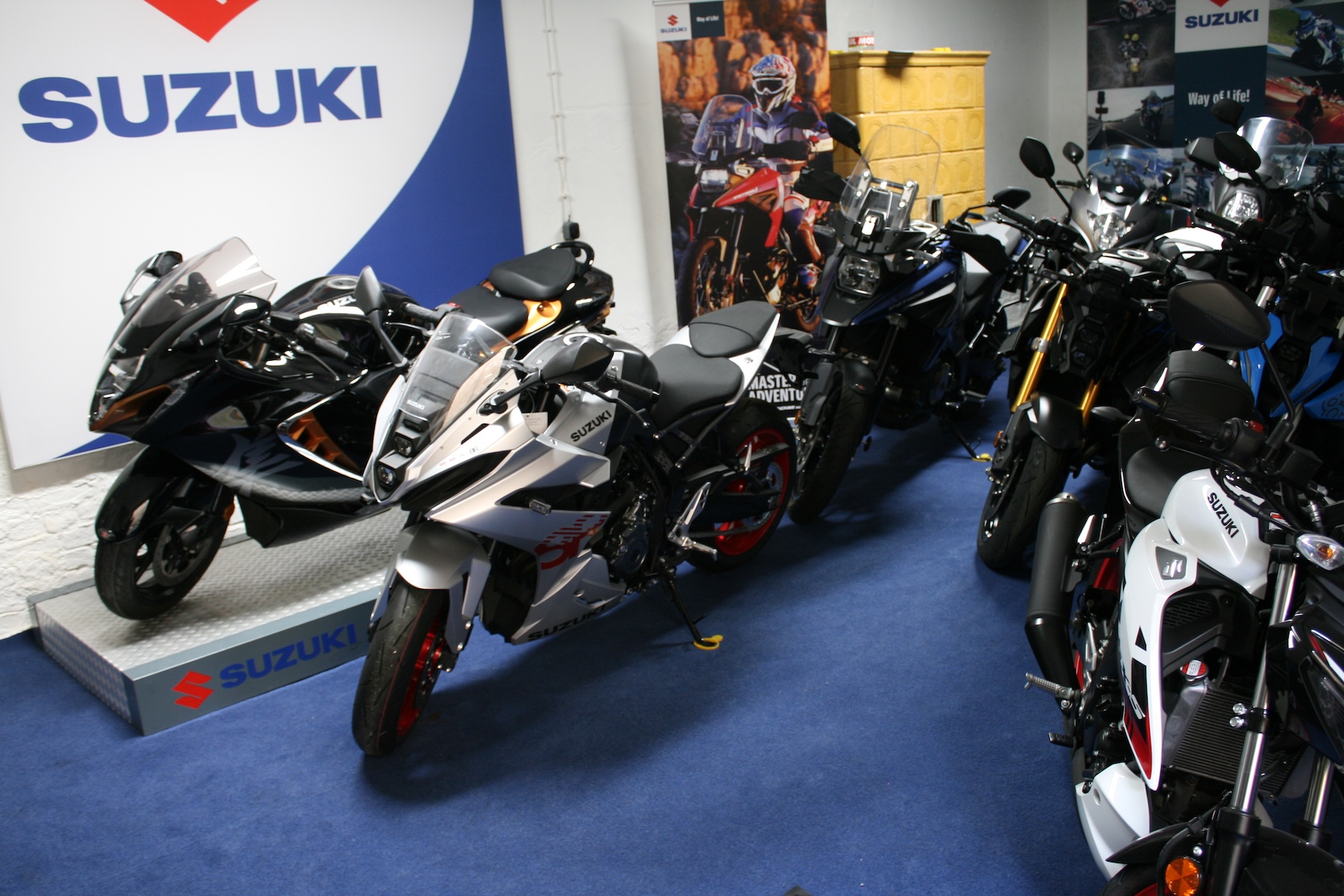 Suzuki Motorräder im Showroom bei Motorrad Lukas Berlin